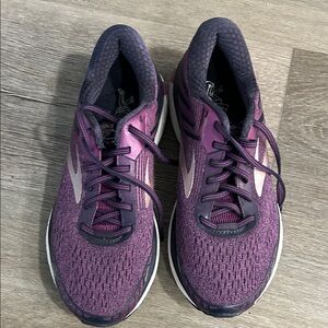 Brooks Adrenaline GTS 18 Women's Purple Running Shoes size 8